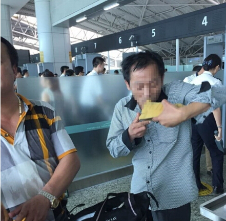 Nốc cạn chai rượu 