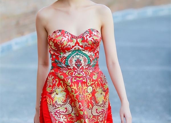 Hoa hậu Thuỳ Dung diện đầm cúp ngực khoe vẻ gợi cảm tại Rome