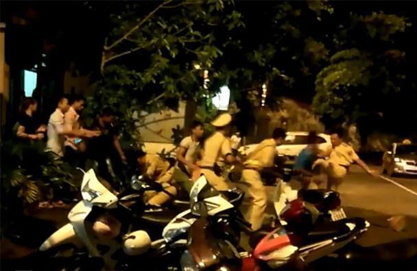 Bắt khẩn cấp nhóm thanh niên 