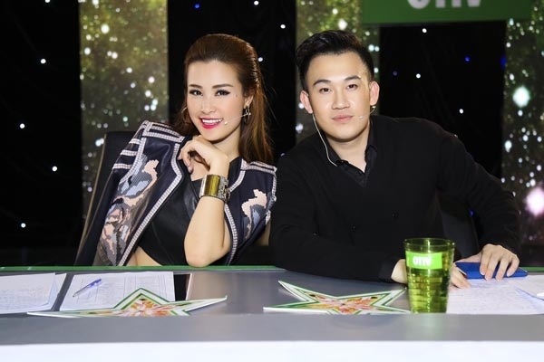 Dương Triệu Vũ thân thiết Đông Nhi trên “ghế nóng”