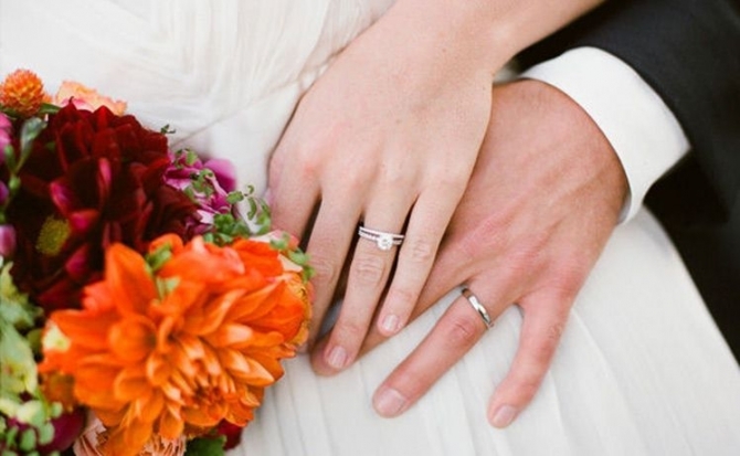 Phát hiện bí mật của vợ trong lòng chiếc nhẫn cưới