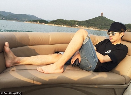 Dân mạng xôn xao trào lưu duỗi chân qua bao nhiêu người”