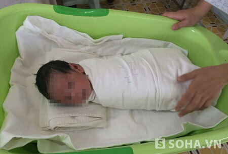 Bé trai kháu khỉnh bị mẹ bỏ rơi sau khi nhờ người trông giúp