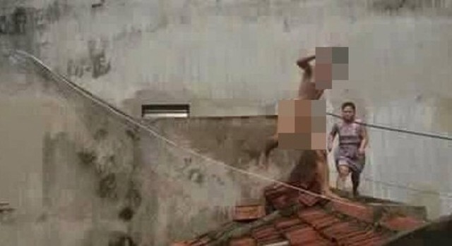 Nam thanh niên khỏa thân chạy thục mạng, băng qua nhiều nóc nhà