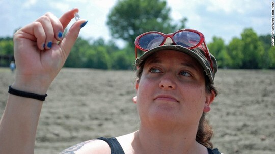 Đi dạo trong công viên bất ngờ nhặt được kim cương 