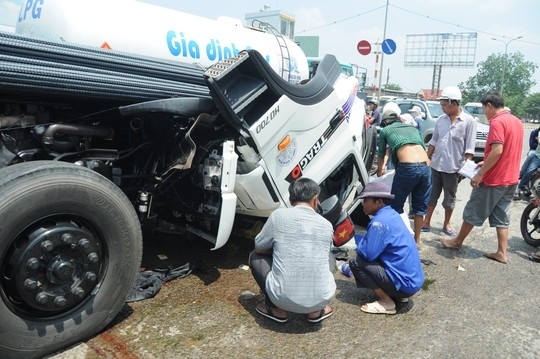 Phá cửa cứu tài xế và phụ xe đầu kéo kẹt trong cabin