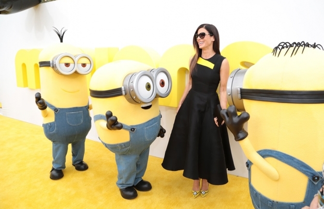 Sandra Bullock bị bao vây bởi đội quân nhí Minions
