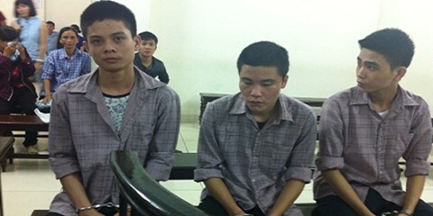 Thiếu nữ bị sàm sỡ trong quán karaoke, đám đông ẩu đả