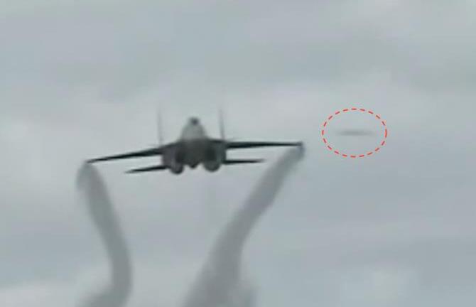 Nghi án UFO xuất hiện trong màn trình diễn của chiến đấu cơ Su-35