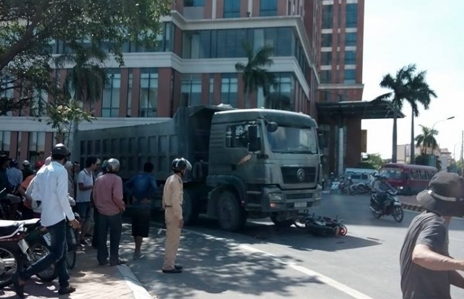 Thái Bình: Một phụ nữ bị cắt lìa tay dưới bánh xe tải