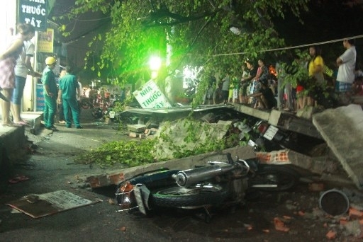 Cuồng phong quét qua TPHCM, tường sập đè trúng 2 người