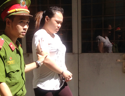 Bà mẹ trẻ đi cướp để nuôi con nhỏ