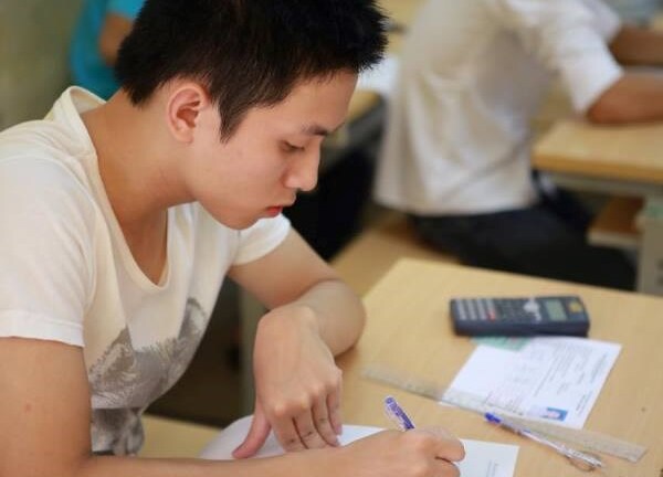 Kỳ thi THPT quốc gia: Thí sinh đi cấp cứu vẫn được công an giám sát