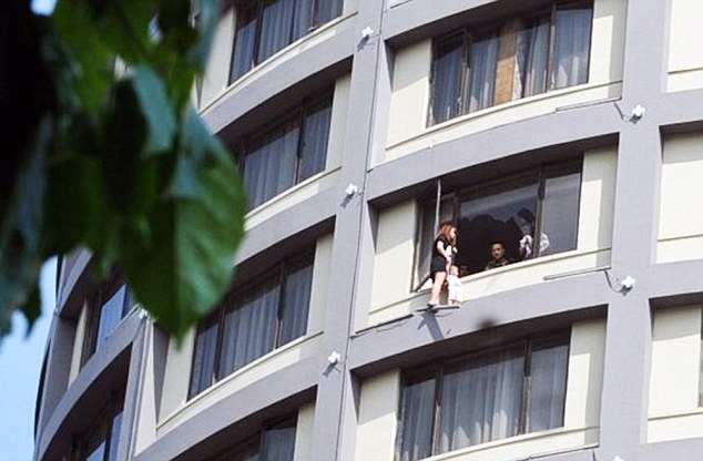 Vợ xách con lơ lửng trên tầng 13 ép chồng ly hôn