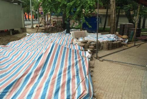 Chuyển gần 200 bộ hài cốt trước cổng ĐH Công Đoàn đến Ban tang lễ TP