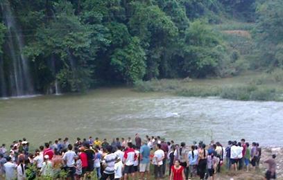 4 người trong một gia đình tử vong bên bờ suối