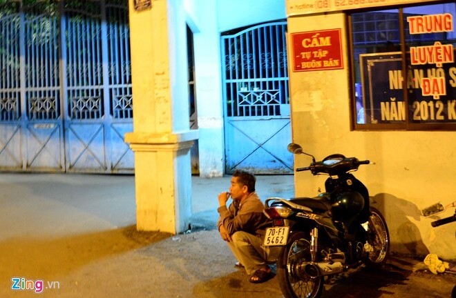 Rơi nước mắt với những hy sinh của cha mẹ ngoài phòng thi