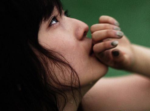 Tôi đã khinh bỉ khi bắt gặp “hành động lạ” của người chồng ngoại tình