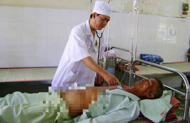 Cứu sống bệnh nhân bị tre nhọn đâm xuyên từ bụng sang lưng