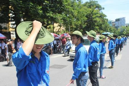 Tranh luận gay gắt sinh viên tình nguyện đứng thành hàng rào sống giữa 40 độ