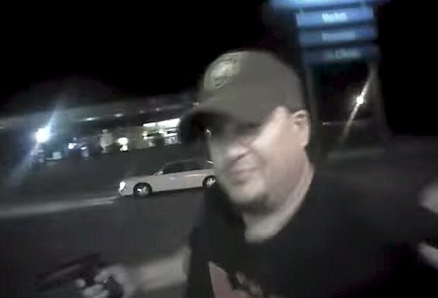 Rút súng đồ chơi dọa cảnh sát, gã say rượu lãnh 14 viên đạn