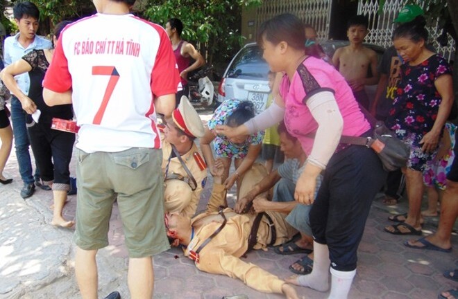 Chặn xe chạy quá tốc độ, một CSGT bị tông nguy kịch