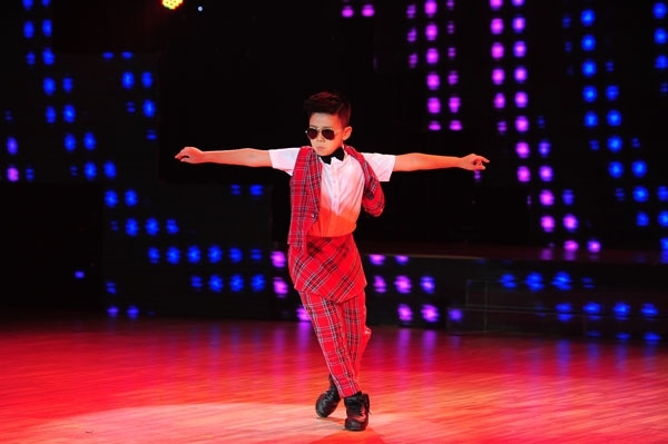 Minh Hằng nhiệt tình tặng quà vẫn bị thí sinh phũ phàng từ chối