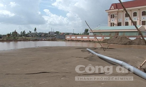  Bé gái 8 tuổi chết đuối tại hố công trình không rào chắn