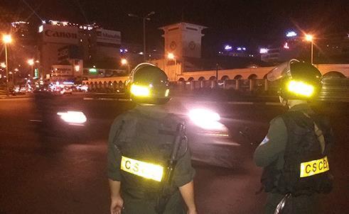 Cảnh sát cơ động bị ô tô kéo lê 300 m