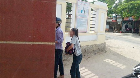 Đến thi muộn vì bố đột ngột qua đời, nữ sinh gục khóc trước cổng trường