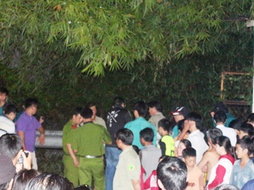 Mưa lớn cuốn trôi người phụ nữ đi xe đạp bán cá khô