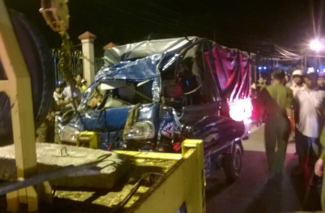 Va chạm với xe tải, cả gia đình thiệt mạng 
