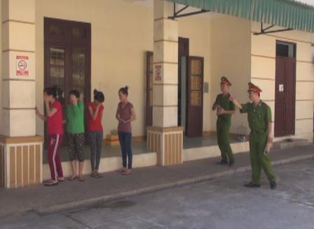 Bắt 4 cô gái massage kích dục để trộm tiền của