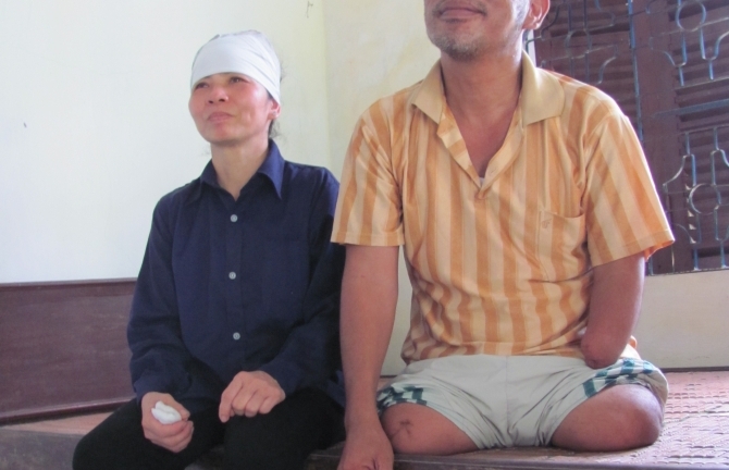 Chuyện tình cảm động vợ già cõng chồng cụt, tay bế cháu nhỏ