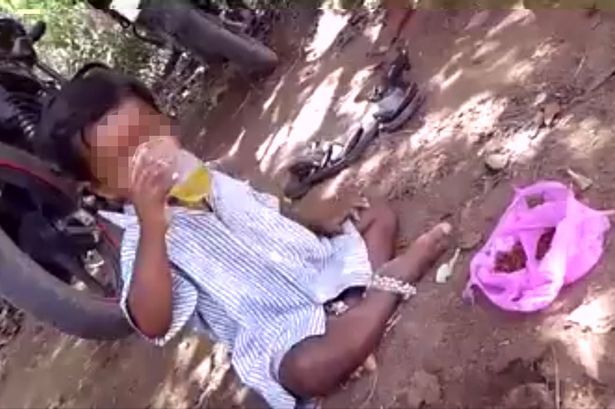 Xôn xao clip chú ép cháu 4 tuổi uống bia