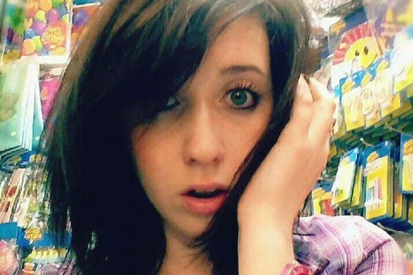 Nữ sinh mới tốt nghiệp đại học chết thảm vì chụp ảnh tự sướng trên cầu