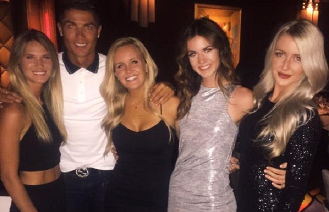 Nhặt điện thoại bị rơi, Ronaldo khiến người đẹp xúc động