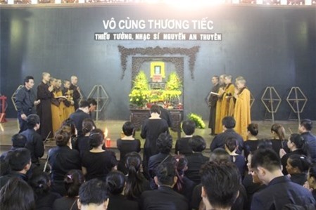 Vợ nhạc sĩ An Thuyên khóc ngất trong đám tang chồng