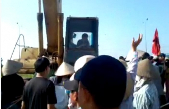 Ngăn cản máy xúc vào thi công, người phụ nữ bị thương nặng