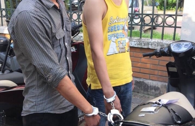 Hai thanh niên diễn hài với cảnh sát vì mang theo ma túy