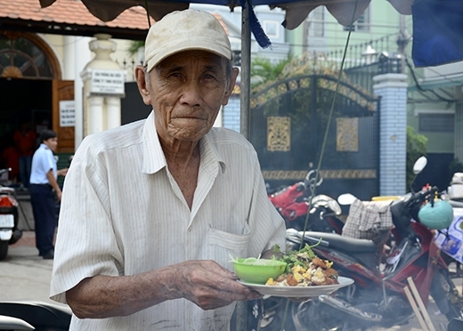 Cụ ông 81 tuổi đơn độc với xe bột chiên gần nửa thế kỷ ngon nức tiếng Sài Thành