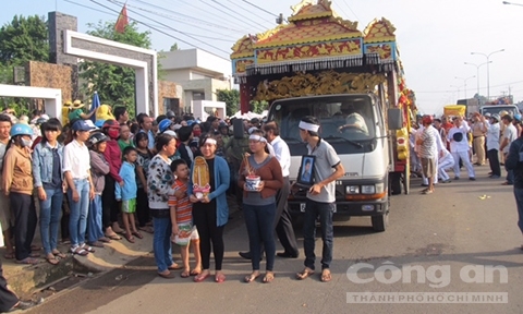 Nghẹn ngào đưa tiễn 6 nạn nhân vụ thảm sát tại Bình Phước