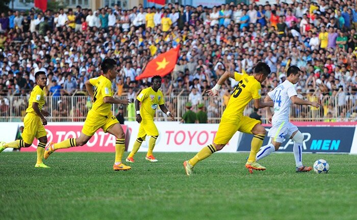 Cận cảnh Công Phượng suýt gãy răng trên sân Thanh Hóa