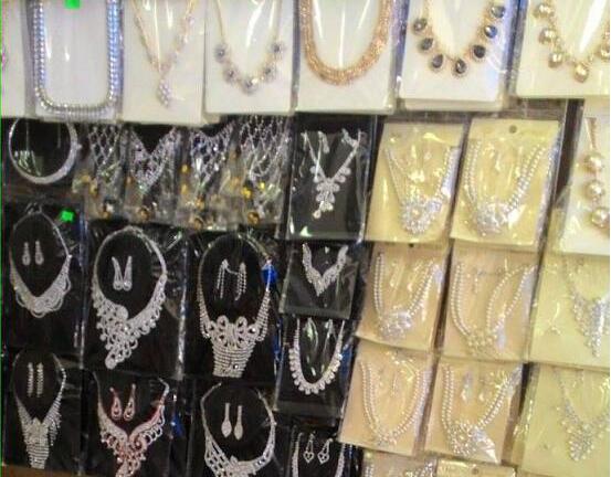 Vòng cổ Trung Quốc có nguy cơ gây hại bán tràn lan thị trường Việt