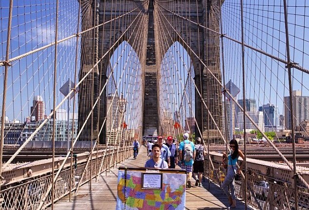 Bỏ việc, chàng trai cùng chó cưng vác piano đi du lịch vòng quanh thế giới