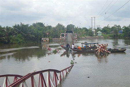 Sà lan đâm sập cây cầu dài hơn 100m ở TP.HCM