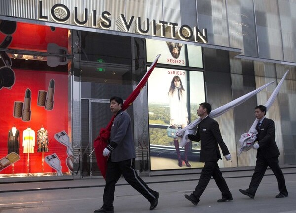 Một phụ nữ Trung Quốc sống xa hoa ở Mỹ dù nợ Chanel 150 tỷ đồng