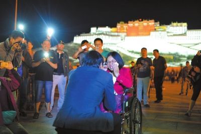 Đưa bạn gái vượt hàng ngàn km bằng xe ba gác để cầu hôn