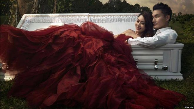 Choáng với cặp đôi chụp ảnh cùng với quan tài trắng