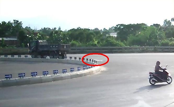 Xe tải ném hóa chất lạ xuống Quốc lộ 1A bị camera ghi hình